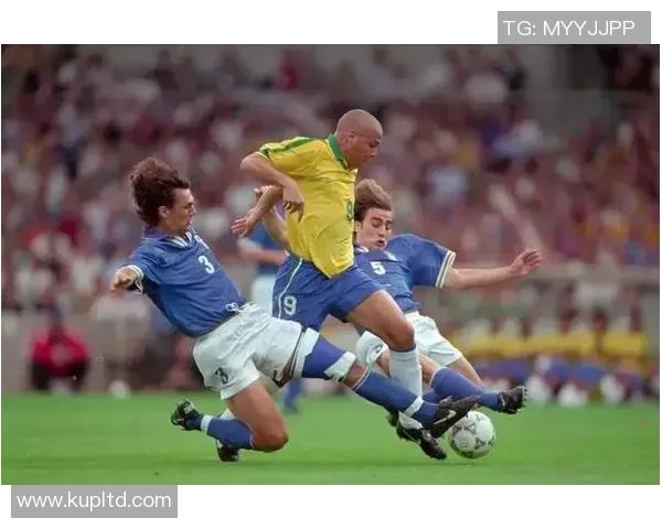 历史第一足球巨星巅峰之路:传奇背后的成就与影响 历史第一足球巨星巅峰之路:传奇背后的成就与影响